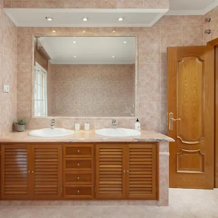 Villa Treetops - Family With Heated Pool In